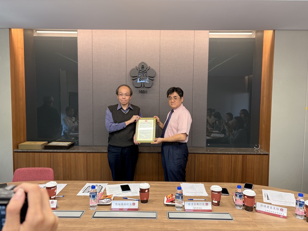Associate Vice Chair Chih-Yung Wu accepted the award on behalf of the department from the Vice President of NCKU.